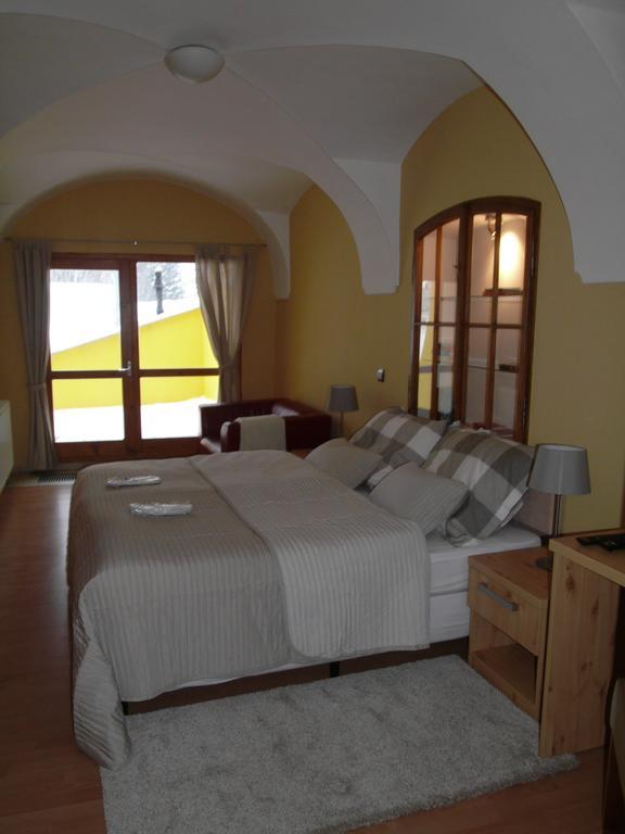 Apartments And Suites Kremnica Rum bild