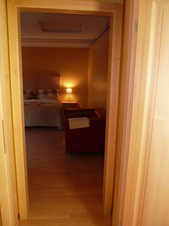 Apartments And Suites Kremnica Rum bild