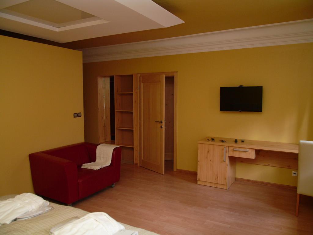 Apartments And Suites Kremnica Rum bild